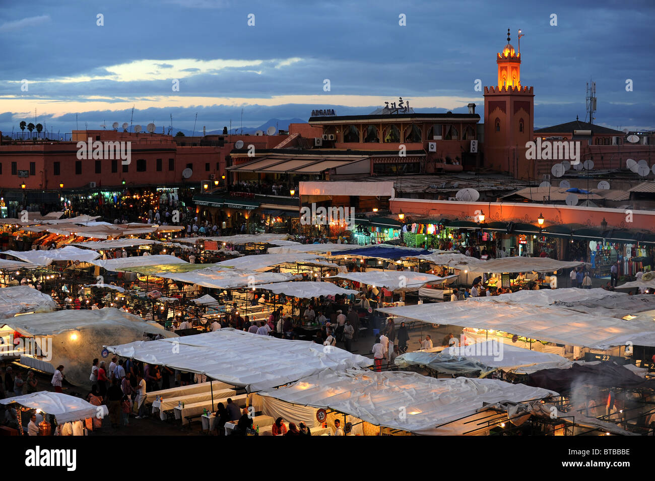 Djemaa El Fna a Marrakech con stand gastronomici e la folla di notte. Foto Stock