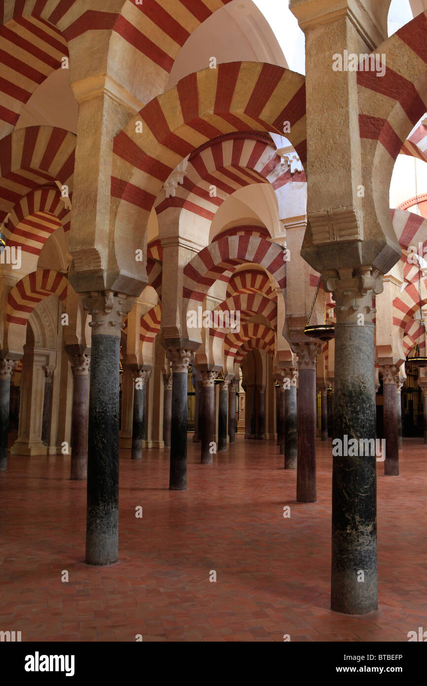 Giant rosso-e-bianco archi colorati all'interno della Mezquita Moschea e la cattedrale di Cordoba, Spagna Foto Stock