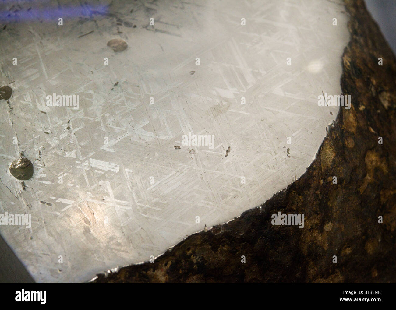 Carbo meteorite ferroso tagliare attraverso Foto Stock