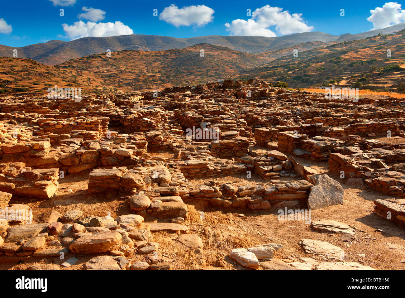 Skarkos hill insediamento preistorico rovine. Unione europea il patrimonio culturale del sito archeologico di Skarkos Foto Stock