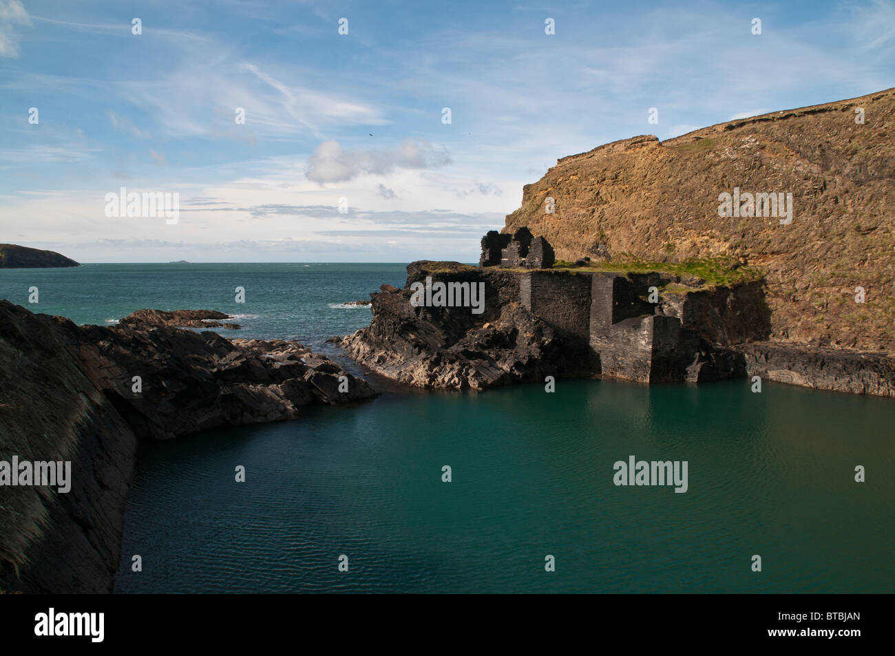 La vecchia cava di granito a Porthgain, Pembrokeshire, Galles Foto Stock