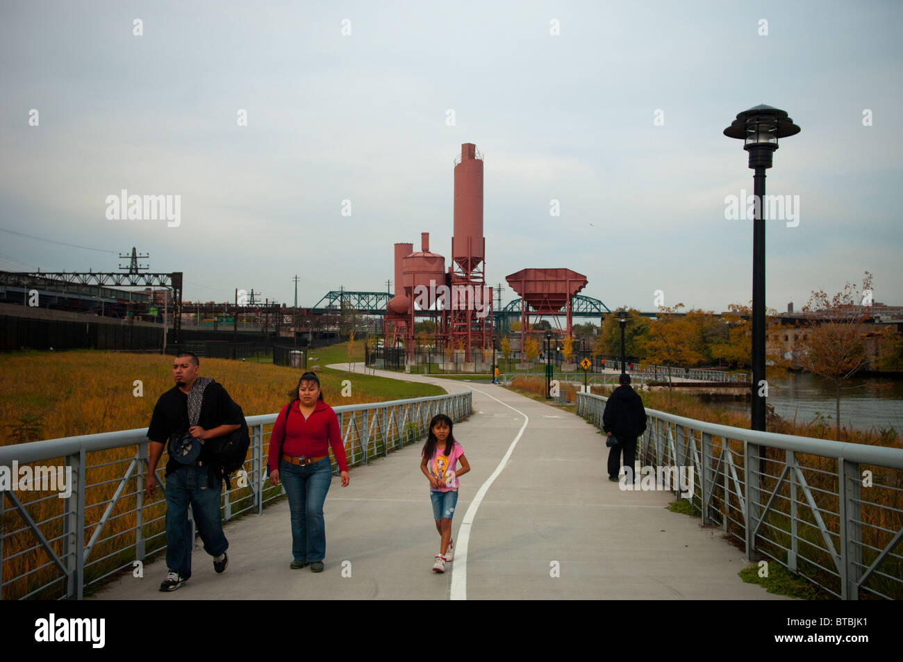 Impianto di calcestruzzo parco lungo il fiume Bronx in New York borough del Bronx Foto Stock