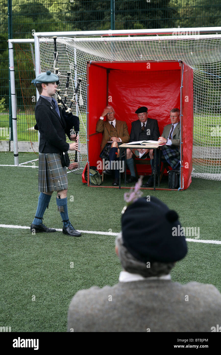 La concorrenza delle cornamuse, Middlesbrough Highland Gathering e giochi, Blairbeg Park, Drumnadrochit, Scozia Foto Stock