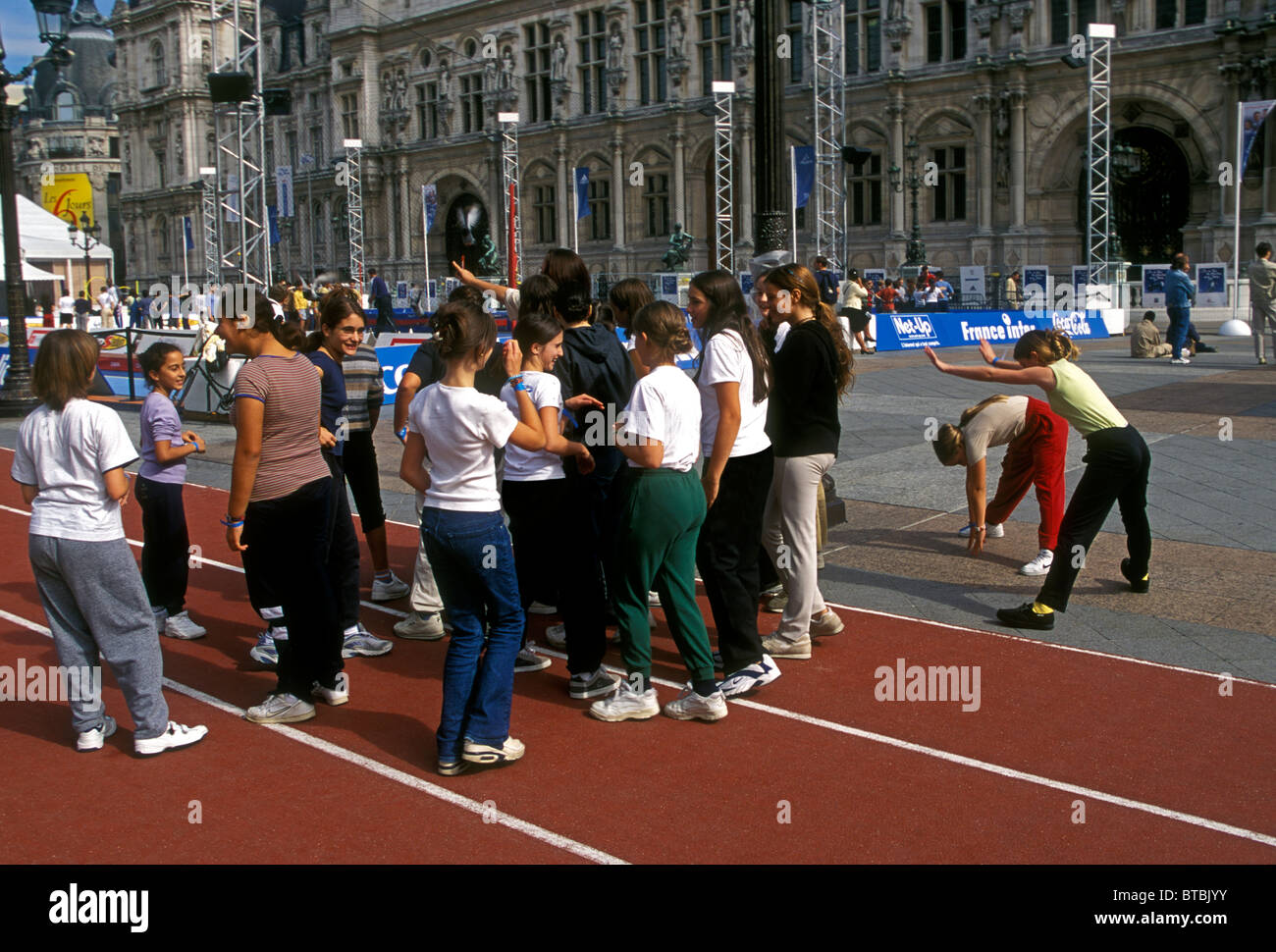 Il popolo francese persona ragazze adolescenti femmine studenti studenti classe palestra città di Parigi regione Ile-de-France Francia Europa Foto Stock