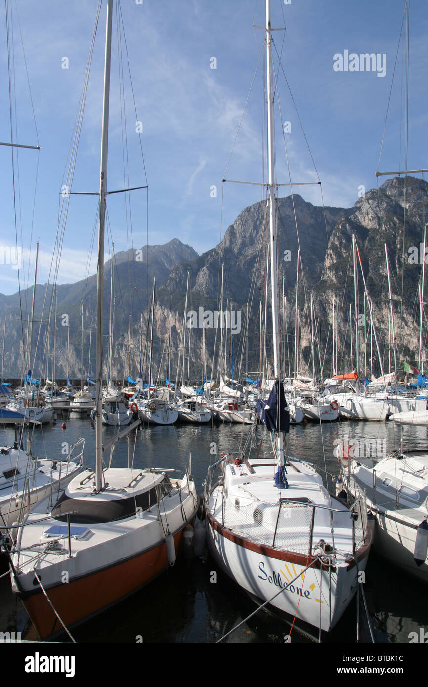 Barche a Marina di San Nicolò vicino a Riva del Garda, a nord del Lago di Garda, Trentino, Italia Foto Stock