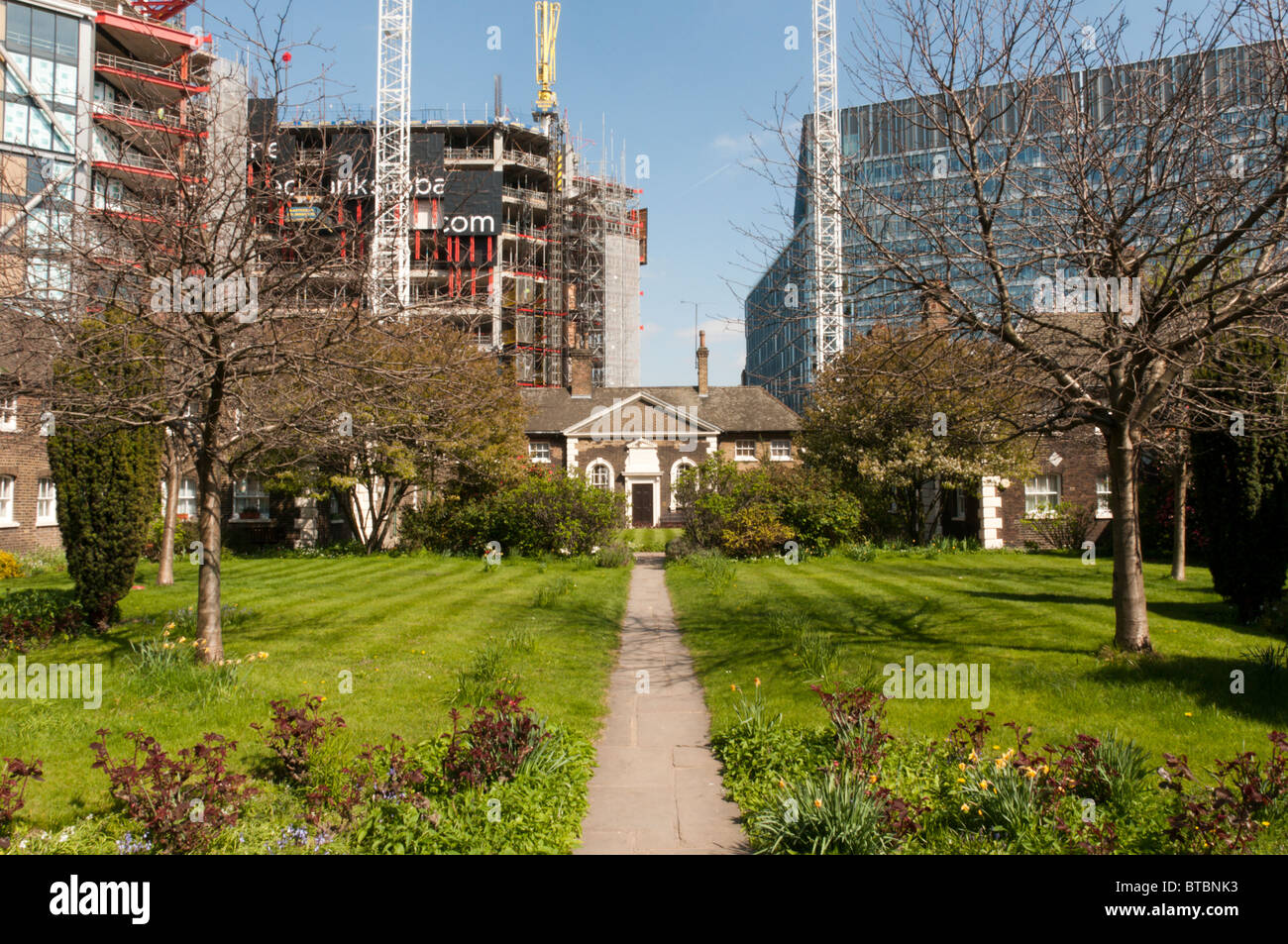 Hopton's gli ospizi di carità a Southwark, Londra con il neo Bankside sviluppo in background Foto Stock