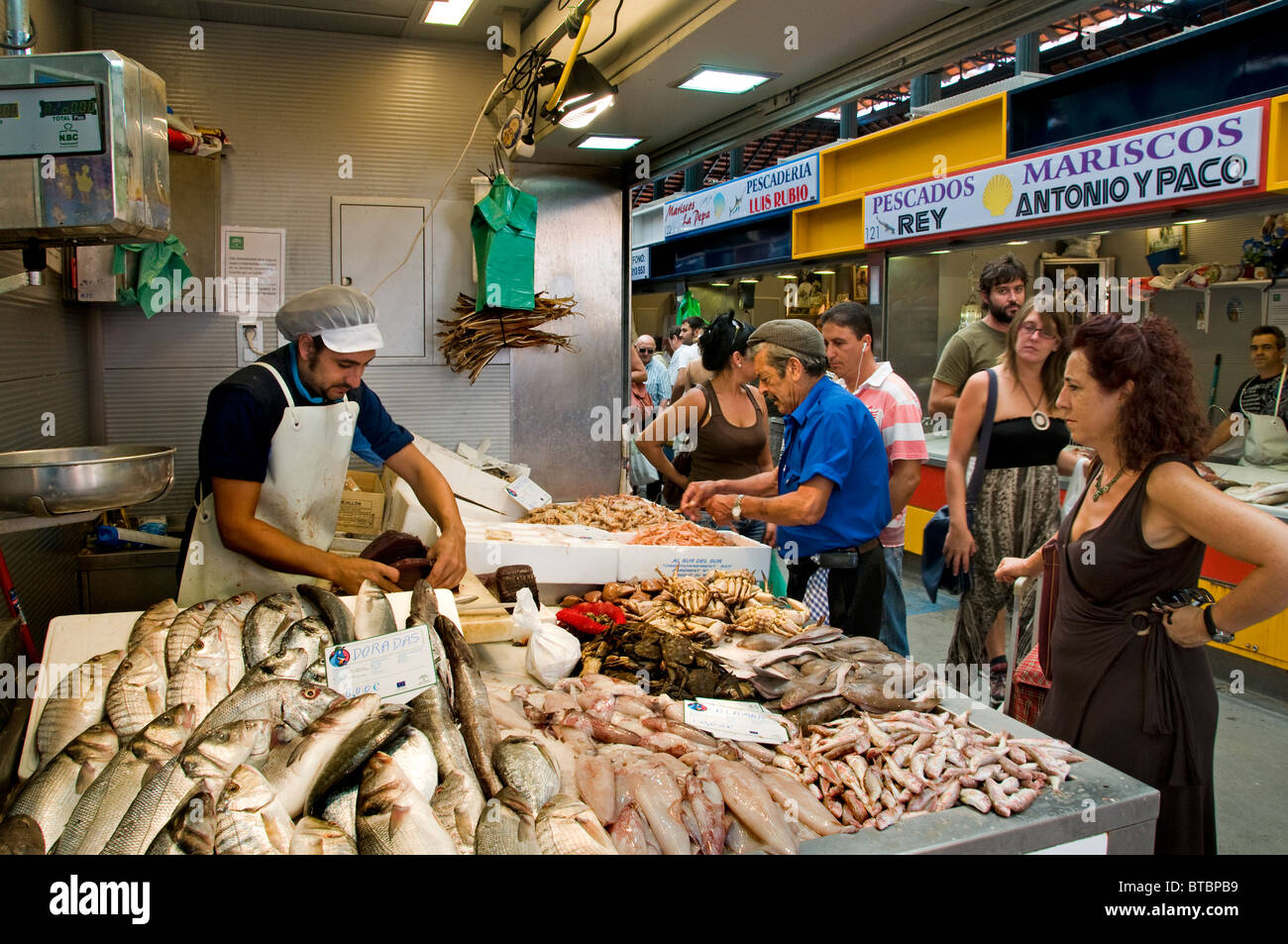 Pesce pescivendolo Malaga Centrale mercato Atarazanas Spagna Andalusia Foto Stock