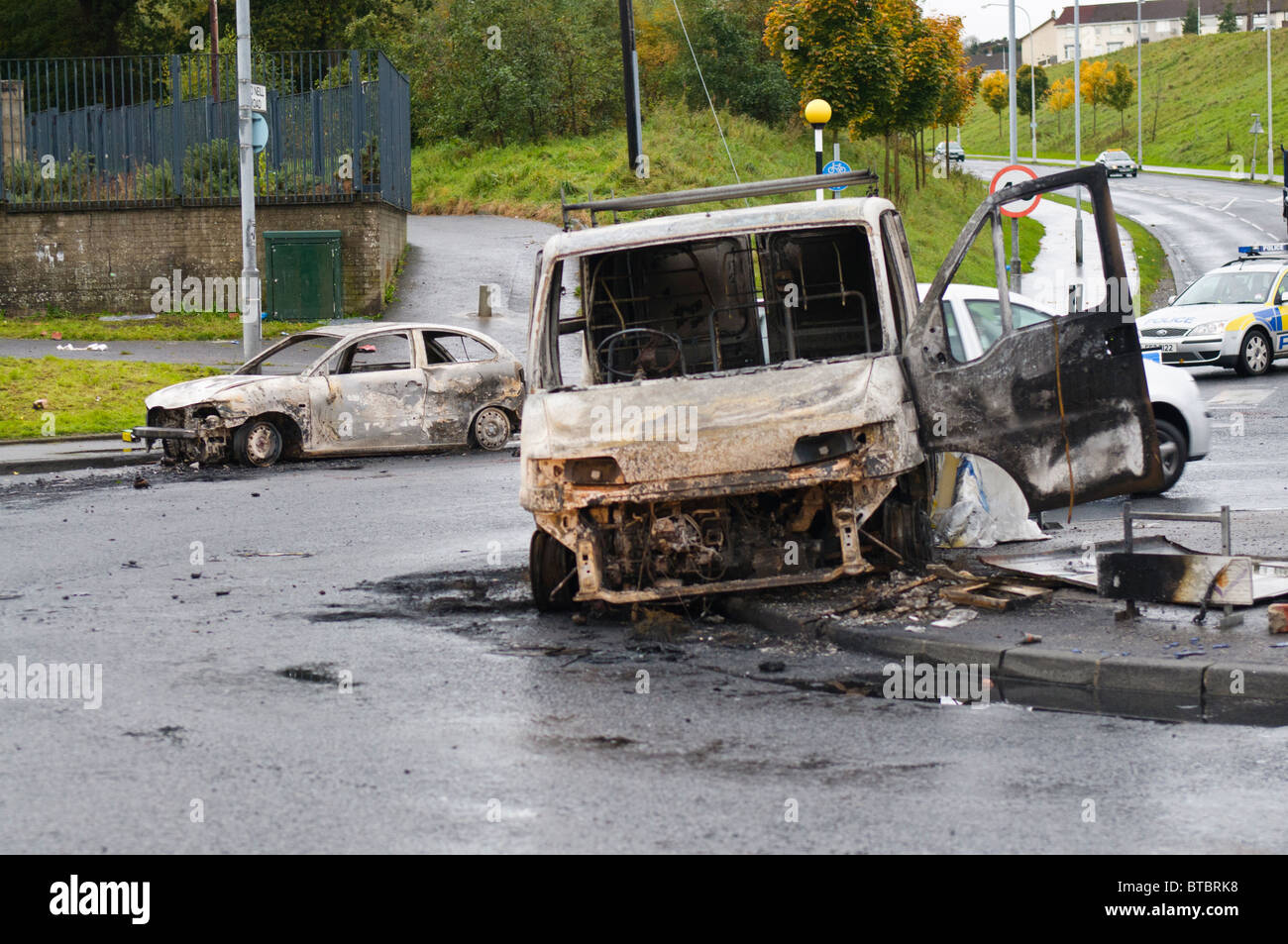 Bruciata furgoni, auto e un autobus sulle strade di Newtownabbey Foto Stock