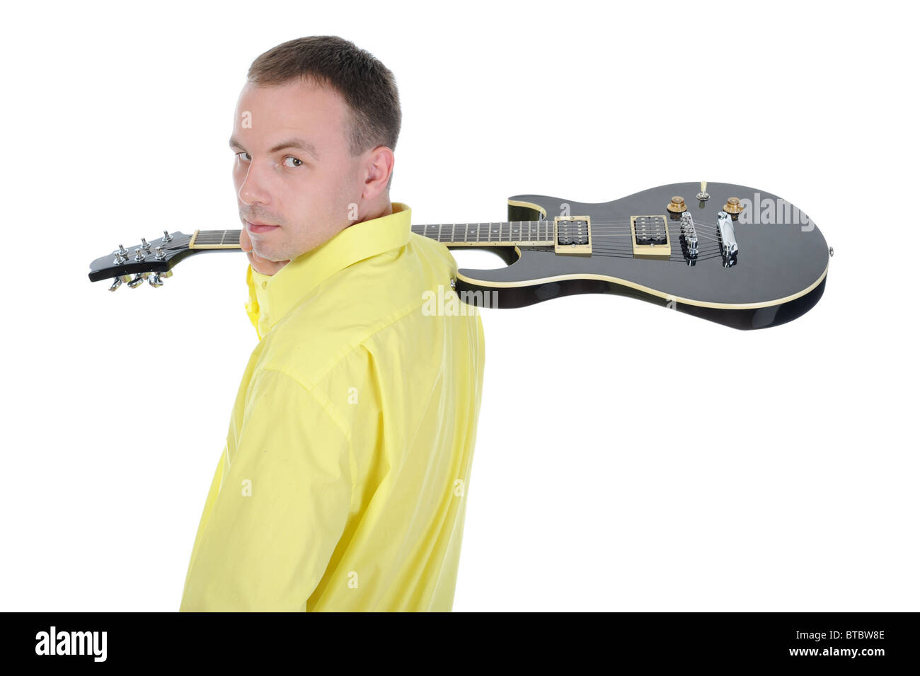 Uomo con una chitarra nero. Foto Stock