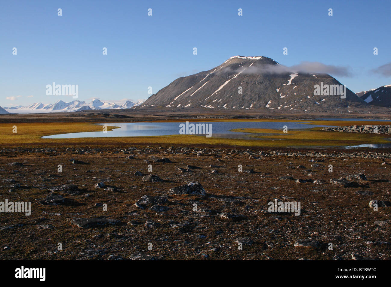 Tundra tipico paesaggio di Spitsbergen - peak Hohenlohefjellet su Sorkappland Foto Stock