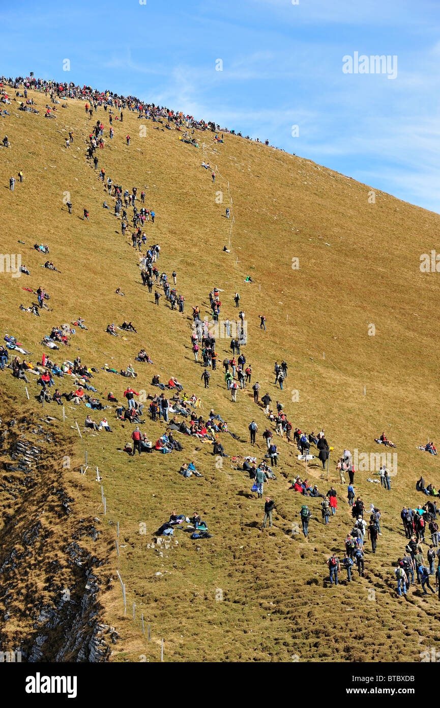 Axalp Swiss Air forze di esercizio e Air Show, folla arrampicata pubblica per lo spettacolo Foto Stock