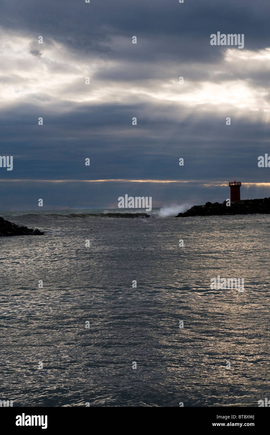 Onda su rock - luce nel mare d'inverno Foto Stock