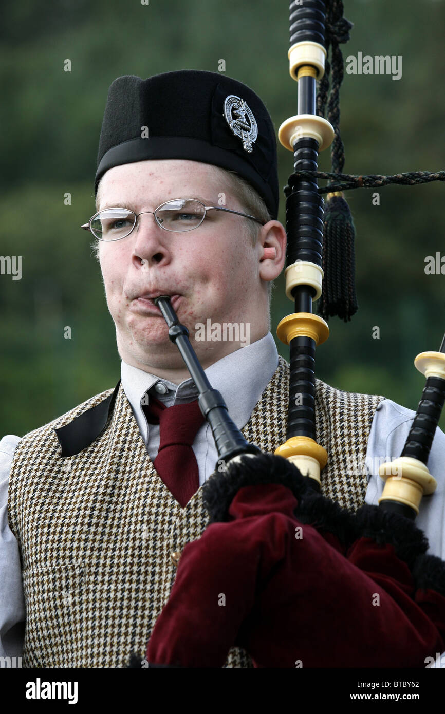 La concorrenza delle cornamuse, Middlesbrough Highland Gathering e giochi, Blairbeg Park, Drumnadrochit, Scozia Foto Stock