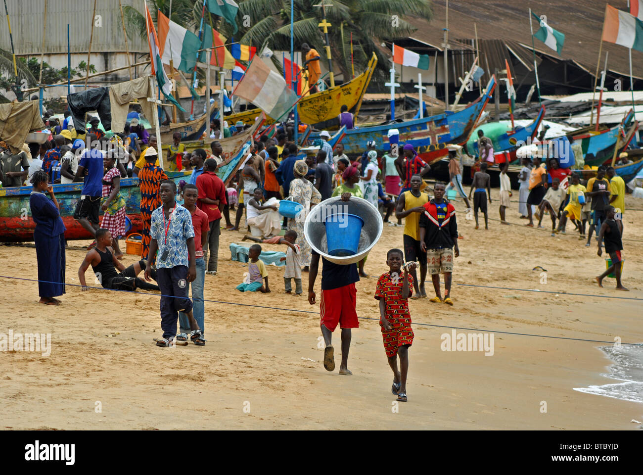 Scena di spiaggia nel villaggio di pescatori di Sassandra, Costa d Avorio, Africa occidentale Foto Stock
