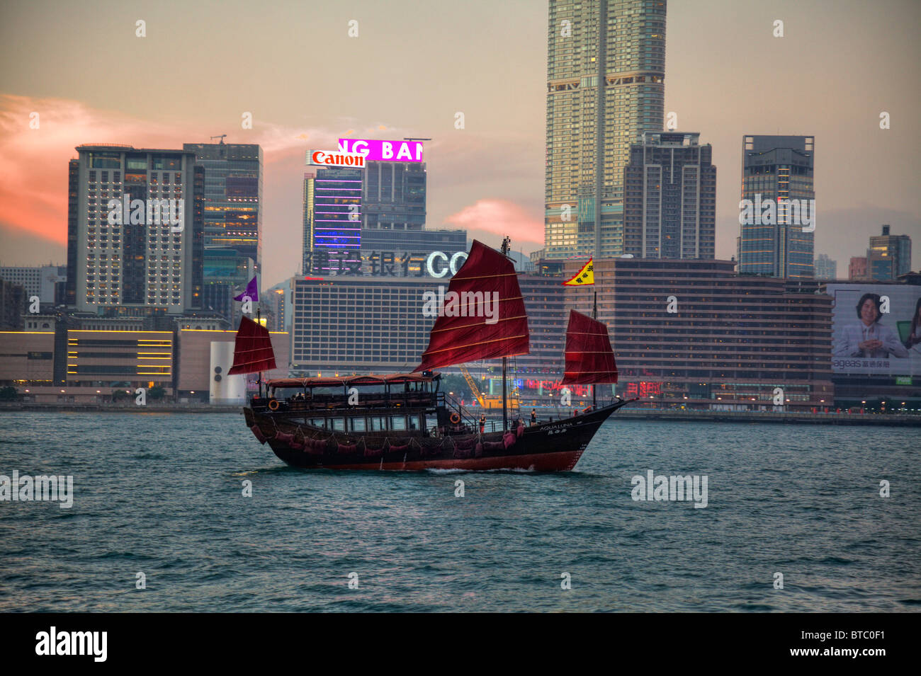 Una tipica giunca Cinese nave fino a Victoria Harbour tra Hong Kong e Kowloon, guardando verso il lato di Kowloon. Foto Stock