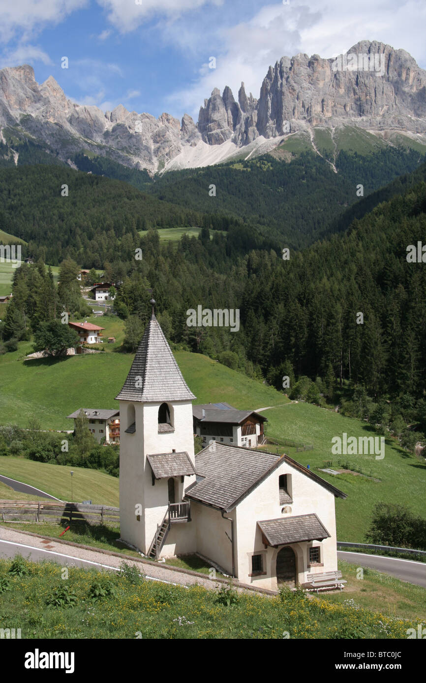 Catinaccio Dolomite mountains sfondo per la chiesa vicino a Tires Foto Stock