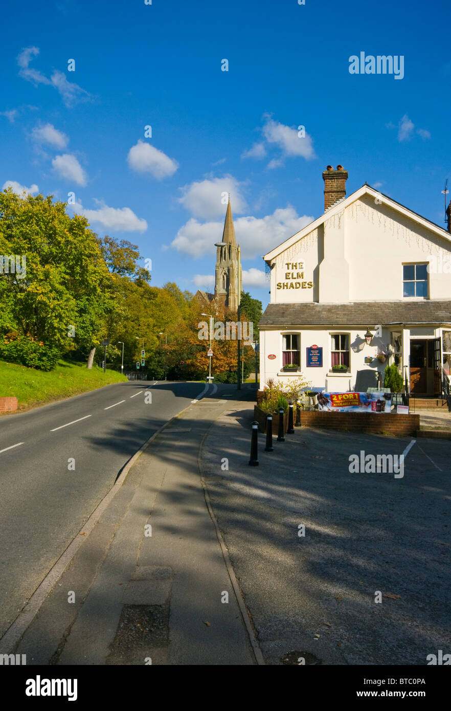 Vista di Pendleton Road Redhill Surrey in Inghilterra verso la tonalità di Olmo Pub e San Giovanni Evangelista Chiesa Foto Stock