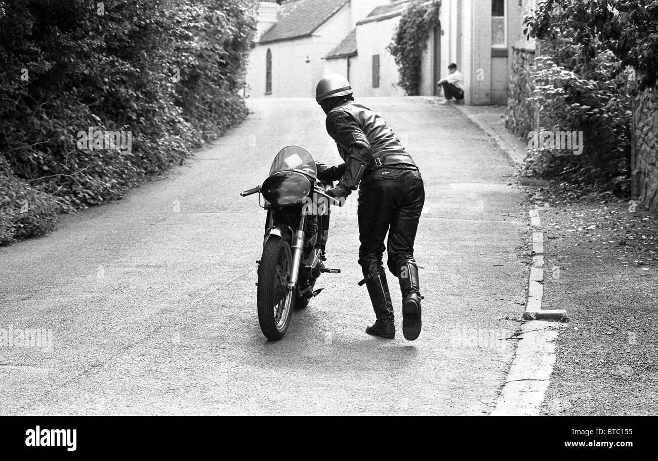 L'uomo spingendo un Manx Norton 500cc moto Regno Unito Foto Stock