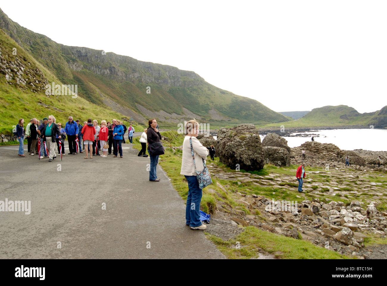 I visitatori al Giants Causeway, County Antrim, Irlanda del Nord Foto Stock