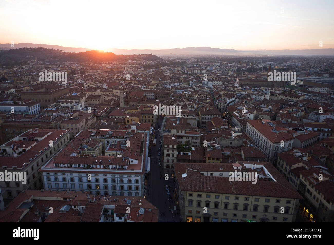 Strade, tetti e alloggiamento della città di Firenze vista dal Campanile di Giotto (campanile). Foto Stock