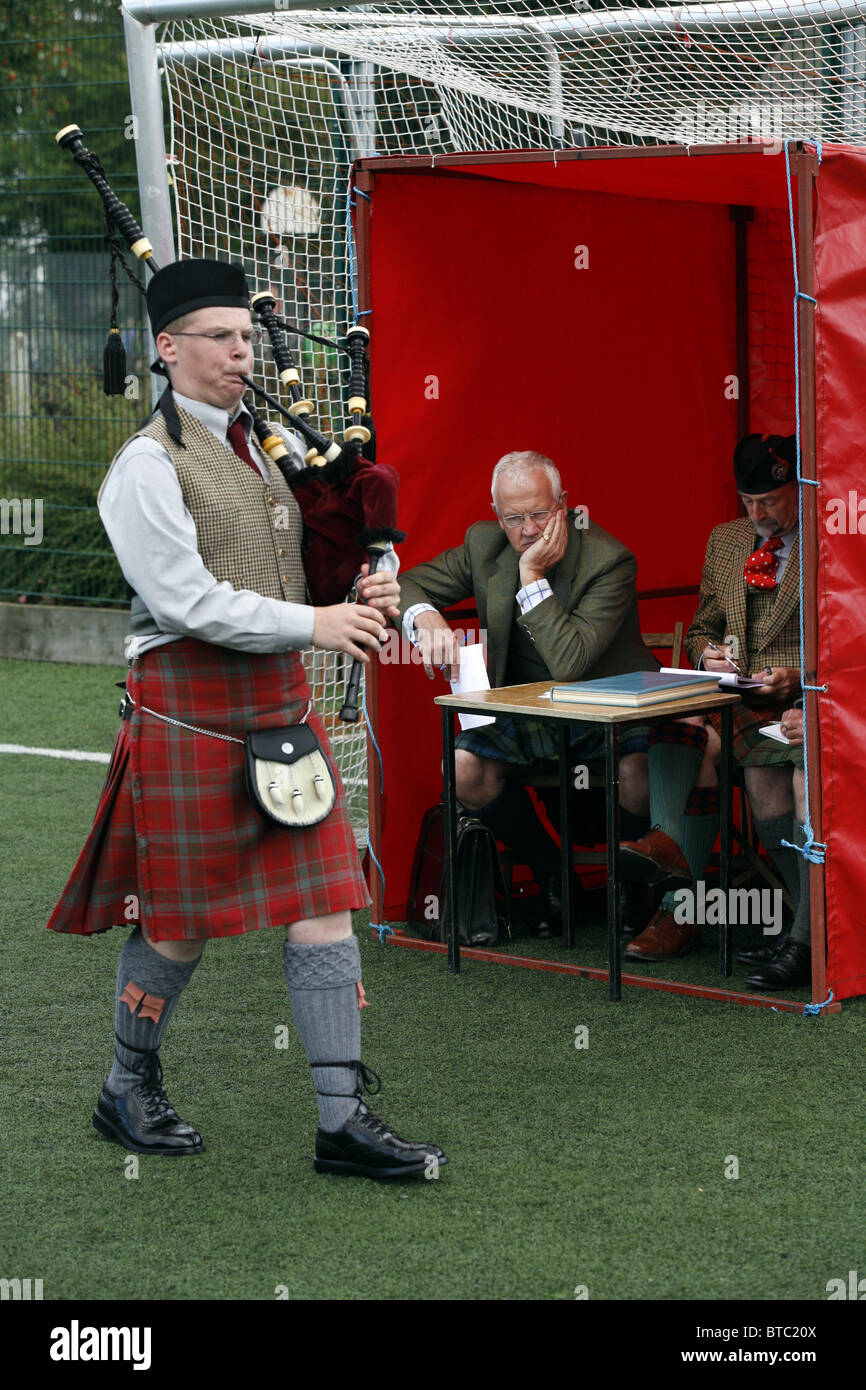 La concorrenza delle cornamuse, Middlesbrough Highland Gathering e giochi, Blairbeg Park, Drumnadrochit, Scozia Foto Stock