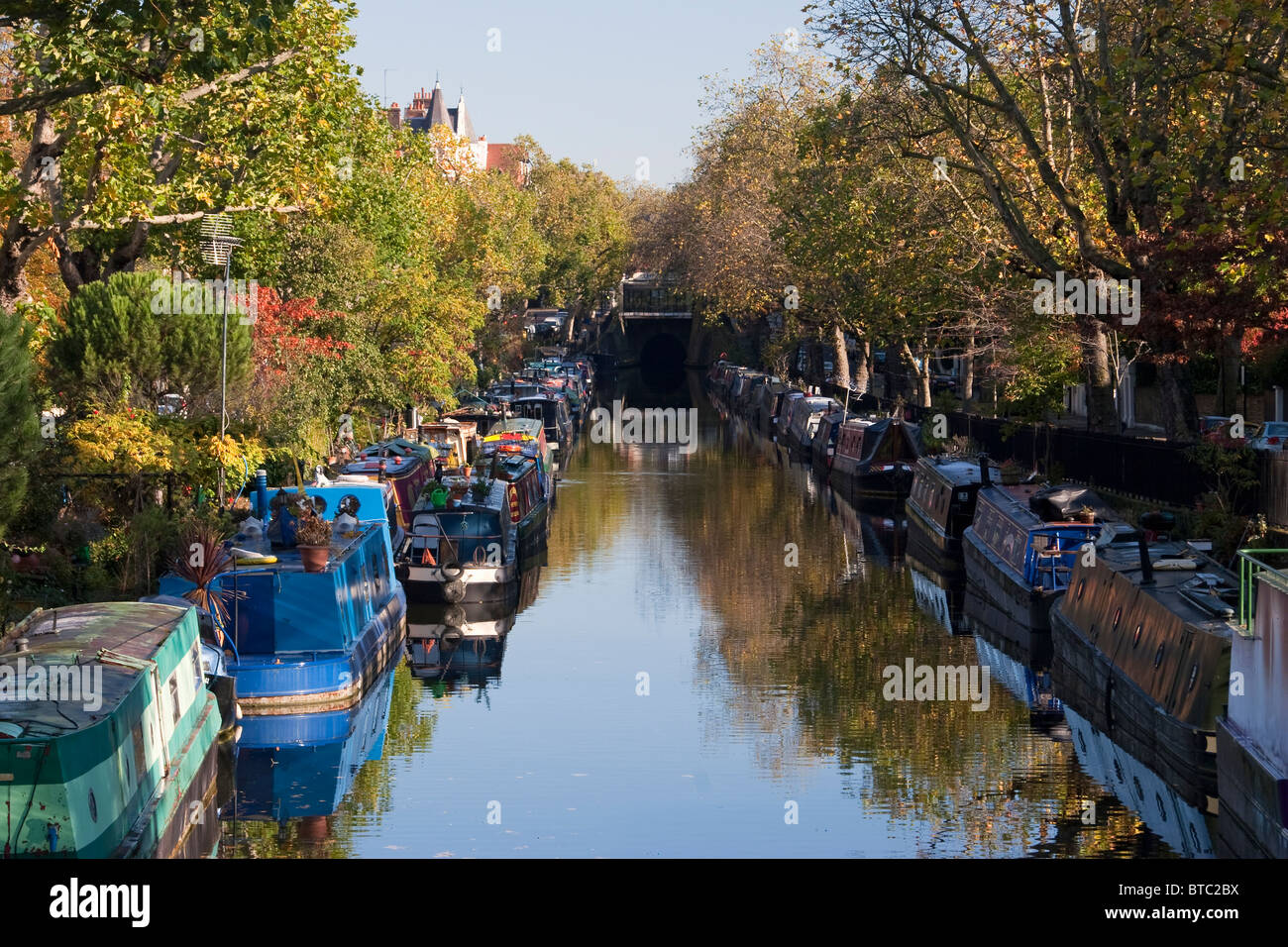Il canale del Regent vicino a Little Venice guardando verso Maida Hill Tunnel, Paddington, Londra Occidentale, Inghilterra, Gran Bretagna Foto Stock