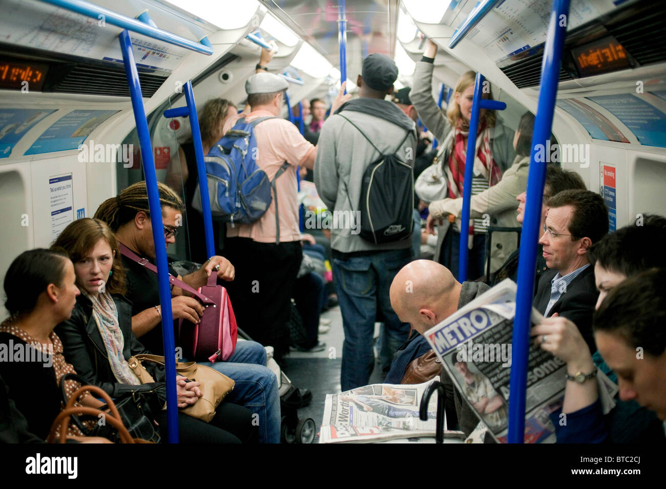 La metropolitana di Londra passeggeri tubo costituito da lavoratori e turisti che viaggiano a metà giornata sulla linea Victoria. DAVID MANSELL Foto Stock