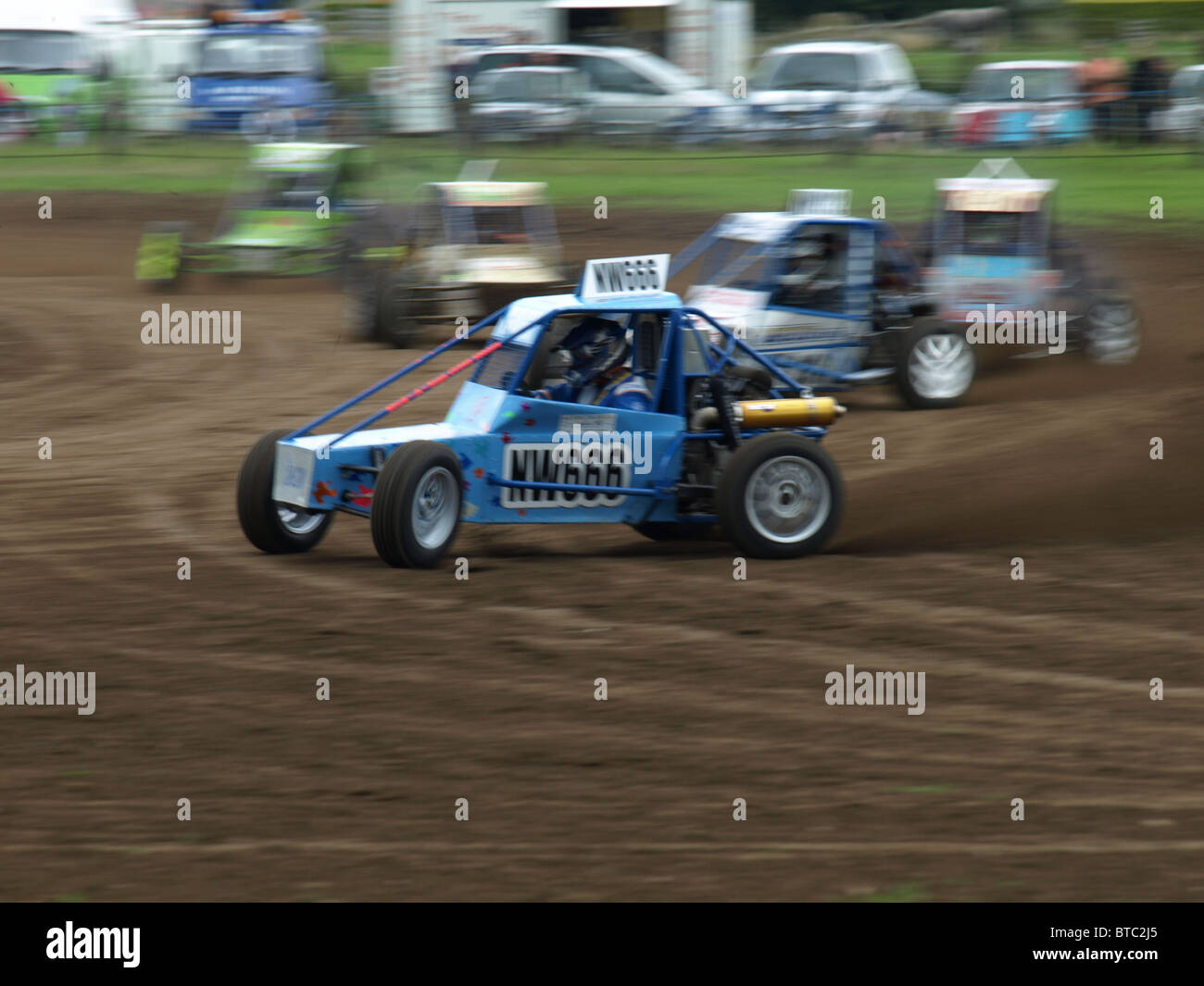 Un lento pan di una vettura veloce. Foto Stock