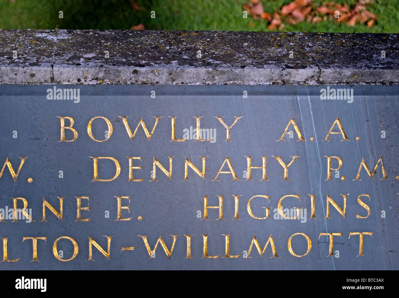 Iscrizione sulla tomba di 1930s cantante al bowlly, parte di una fossa comune per le vittime di un bombardamento durante il blitz di Londra Foto Stock