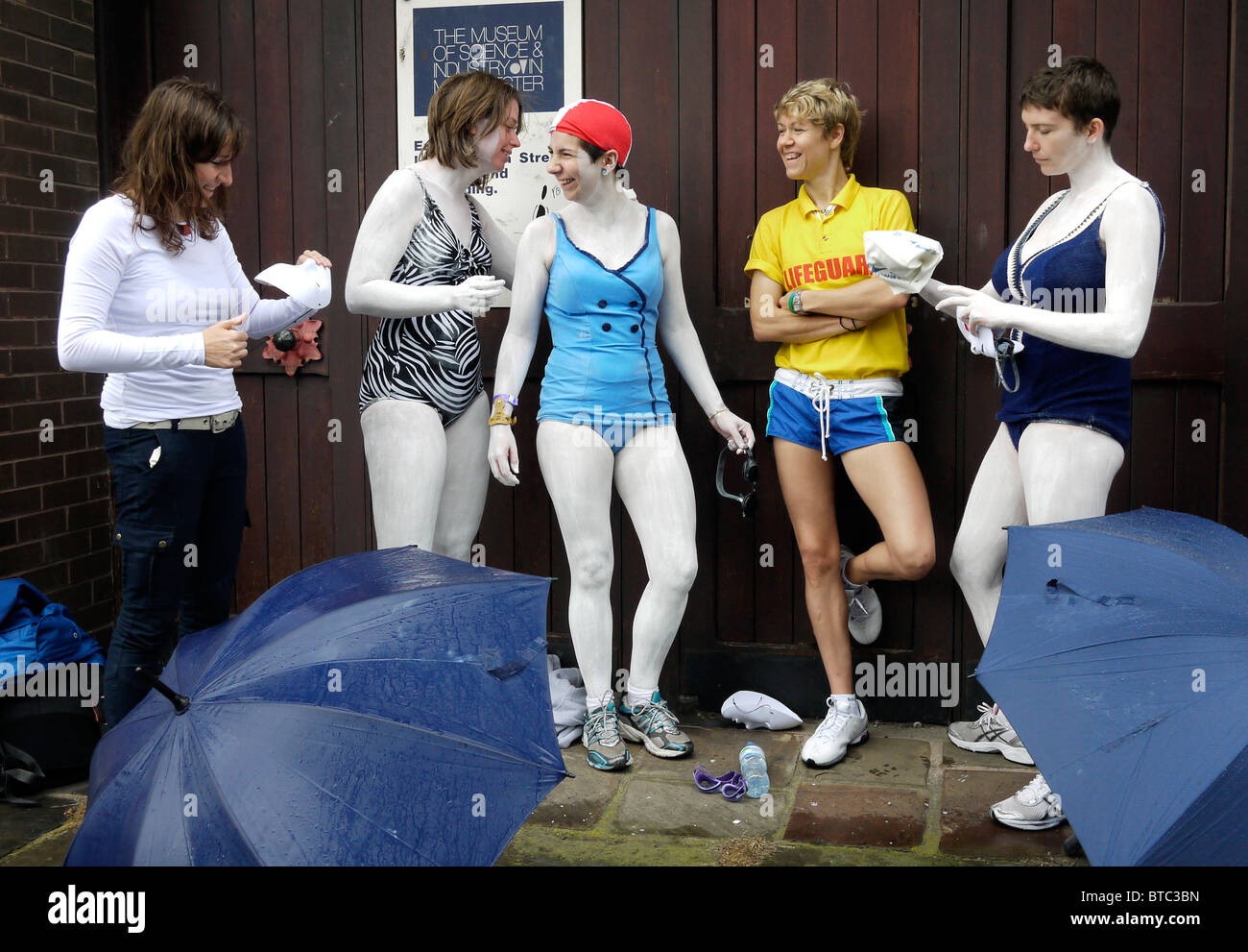 Le donne gay si divertono a essere fotografate mentre si applica la vernice del corpo prima della sfilata di Manchester Pride 2010 nel centro della città, Inghilterra Regno Unito Foto Stock
