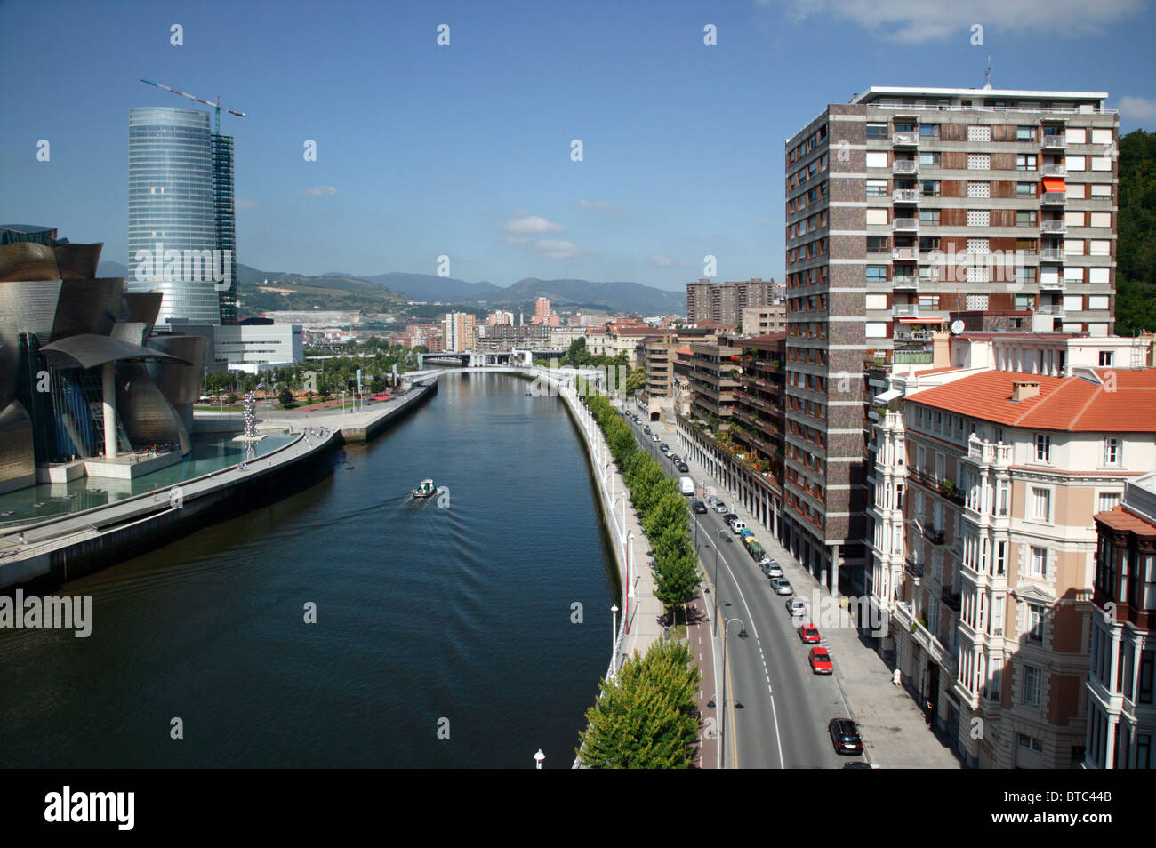 Vista aerea del fiume Nervión presi da La Salve bridge, Bilbao, Spagna Foto Stock