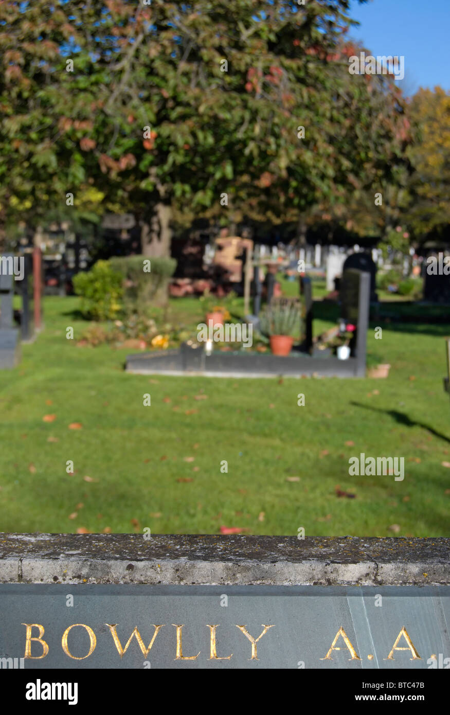 Iscrizione sulla tomba di 1930s cantante al bowlly, parte di una fossa comune per le vittime di un bombardamento durante il blitz di Londra Foto Stock