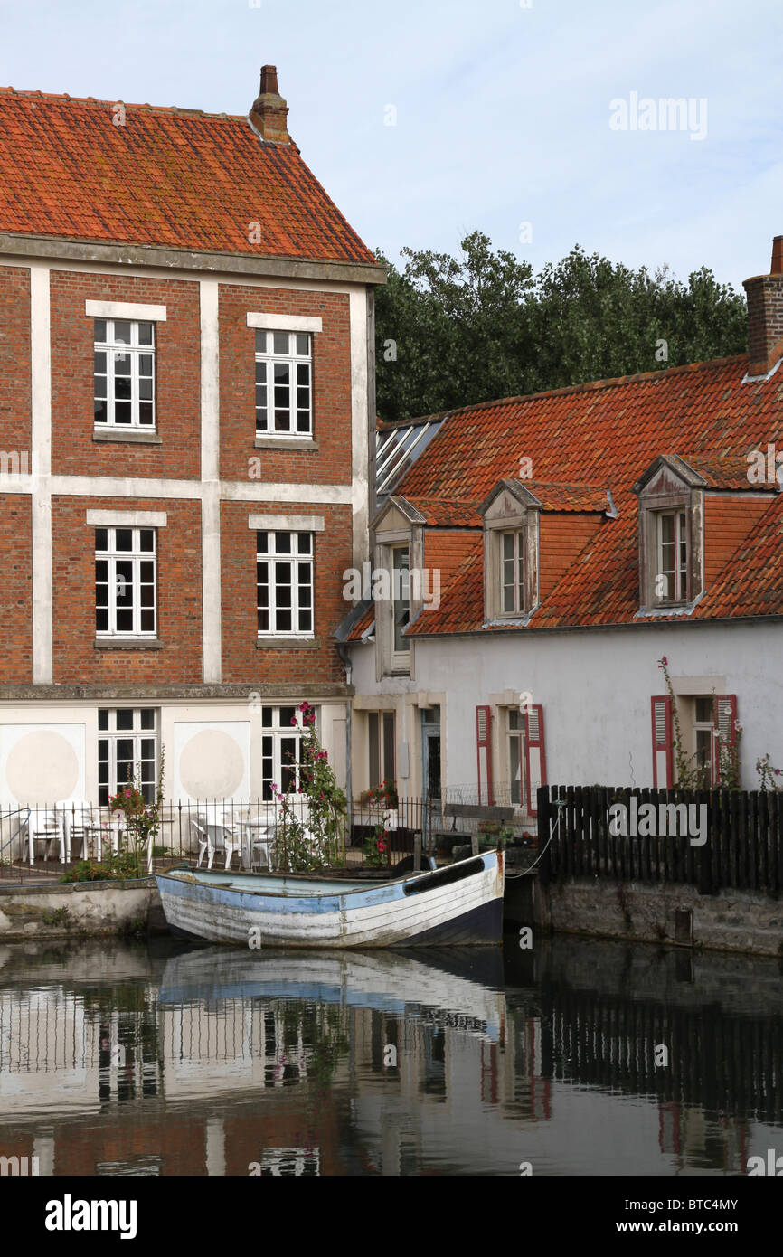 Duck Pond nella città di Wissant, Pas-de-Calais, Francia. Questo stagno è situato a ridosso di una delle città hotel rurali e museo. Foto Stock