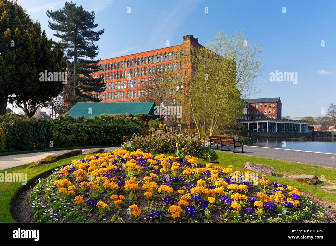 Strutt North Mill Belper Derbyshire Regno Unito un ex cotonificio costruito nel 1804 da William Strutt con giardini del Fiume in primo piano Foto Stock