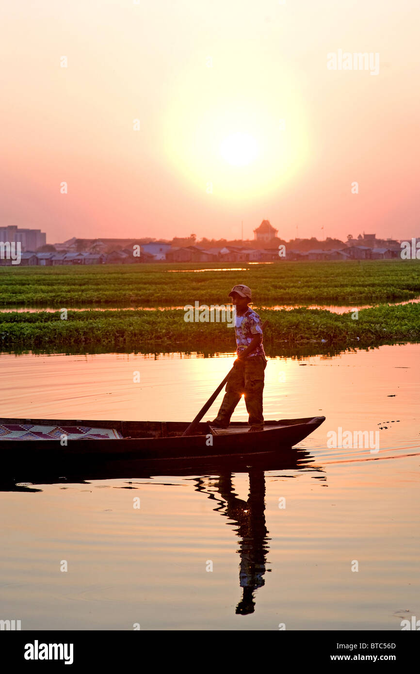 Un ragazzo cambogiano in una barca a Boeng Kak Lago, Phnom Penh Cambogia Foto Stock