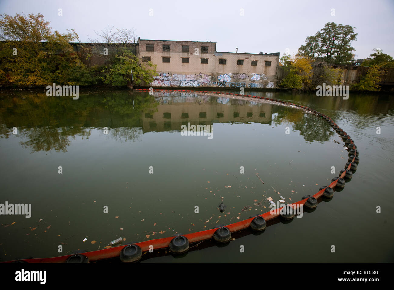 Un braccio per contenere la presenza di detriti nel fiume Bronx dal fluire nel Long Island Sound è visto in pianta Concrete Park di New York Foto Stock