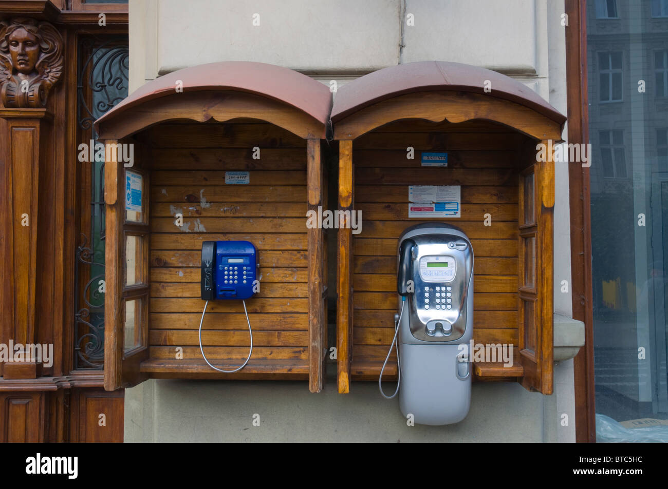 I telefoni pubblici a pagamento centrale di Lviv Ucraina occidentale Europa Foto Stock