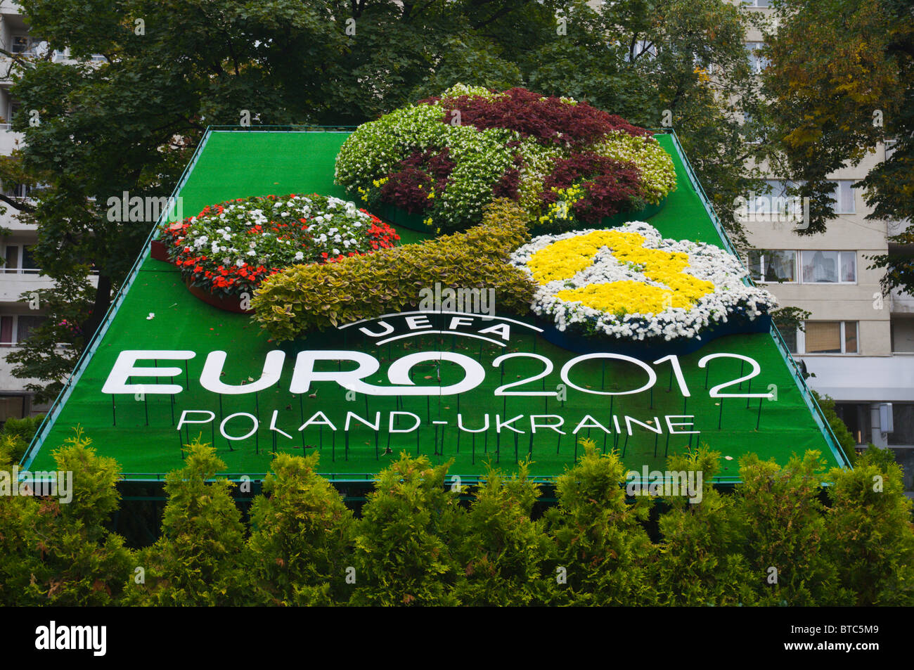 Omaggio floreale per Euro 2012 campionati di calcio svoltasi in Polonia e Ucraina centrale di Lviv Ucraina occidentale Foto Stock