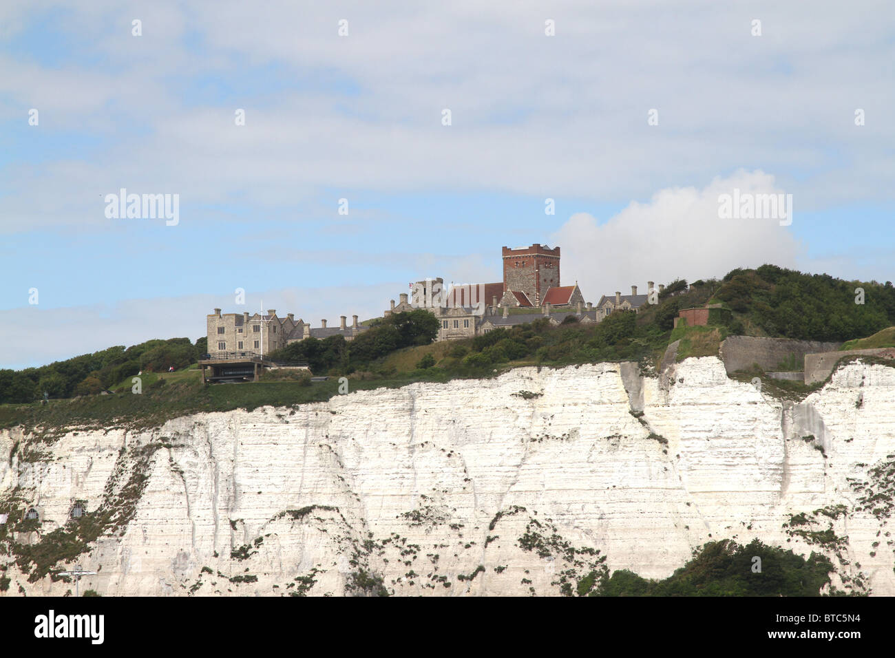 Le Bianche Scogliere di Dover e del castello di Dover visto dal Canale della Manica. La chiesa di Santa Maria in Castro domina la cliftop Foto Stock