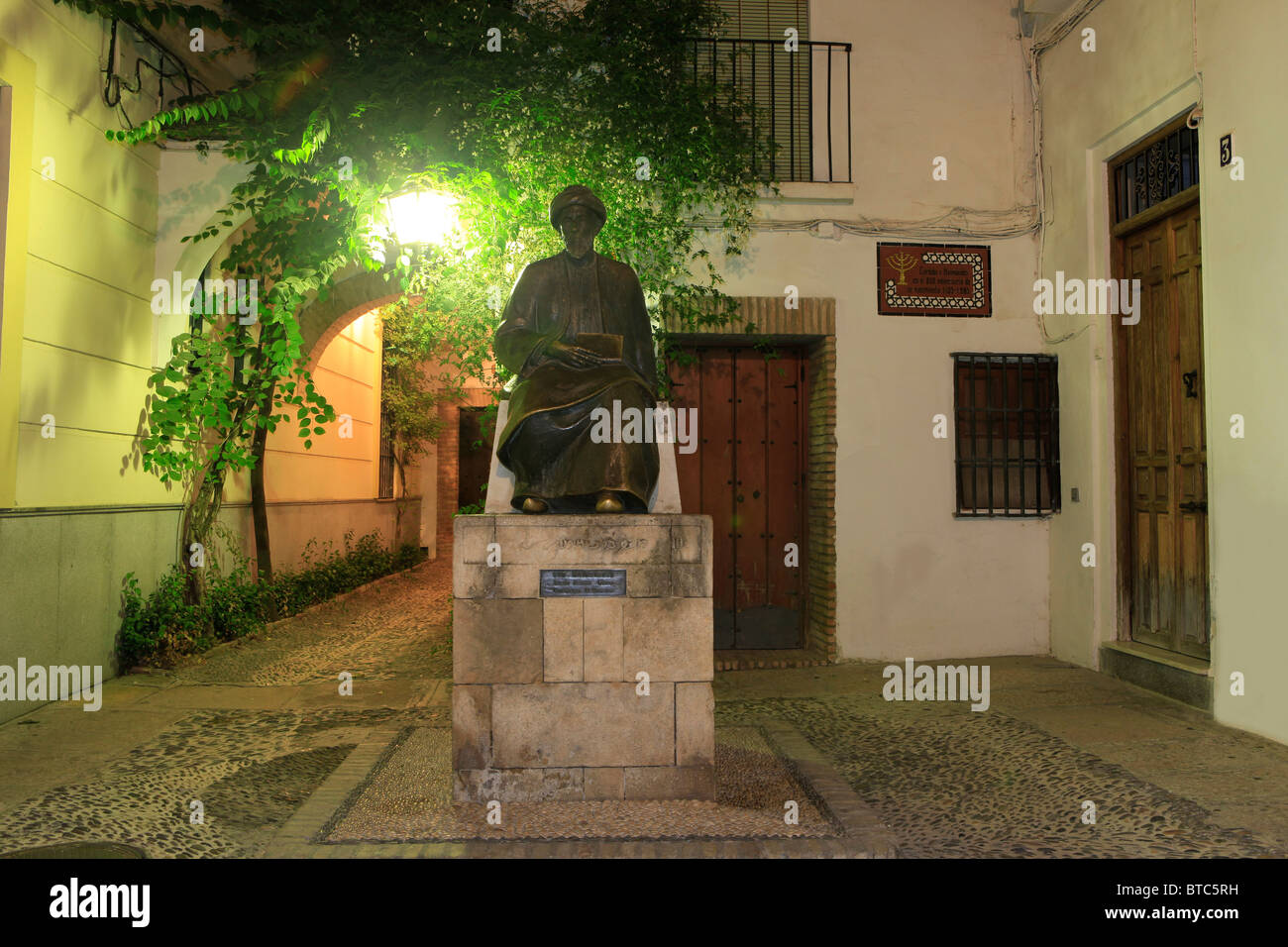 Un monumento medievale di filosofo ebreo Ben Maimonides (1135-1204) a Cordoba, Spagna Foto Stock