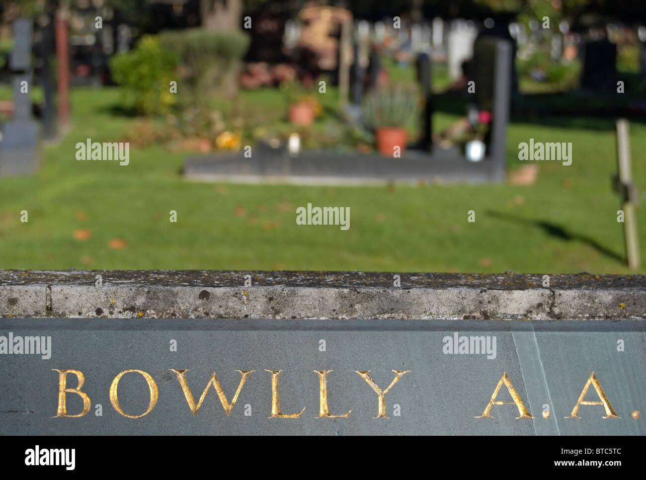 Iscrizione sulla tomba di 1930s cantante al bowlly, parte di una fossa comune per le vittime di un bombardamento durante il blitz di Londra Foto Stock