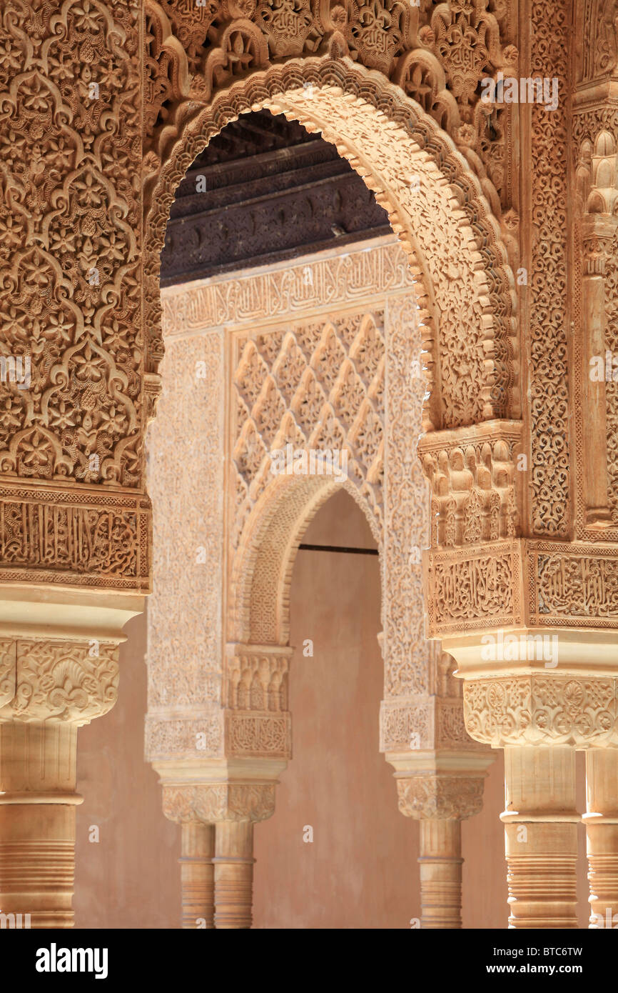 Dettaglio dell'architettura Islamica presso la Corte dei Leoni dentro la Alhamabra a Granada, Spagna Foto Stock
