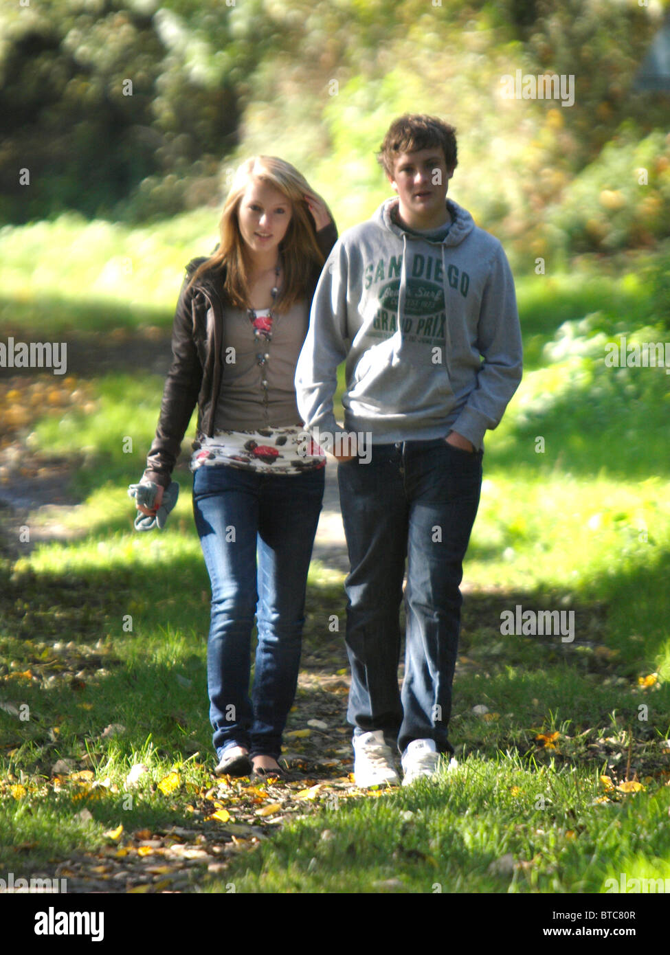 Teen giovane passeggiate attraverso i boschi, Devon, Regno Unito Foto Stock