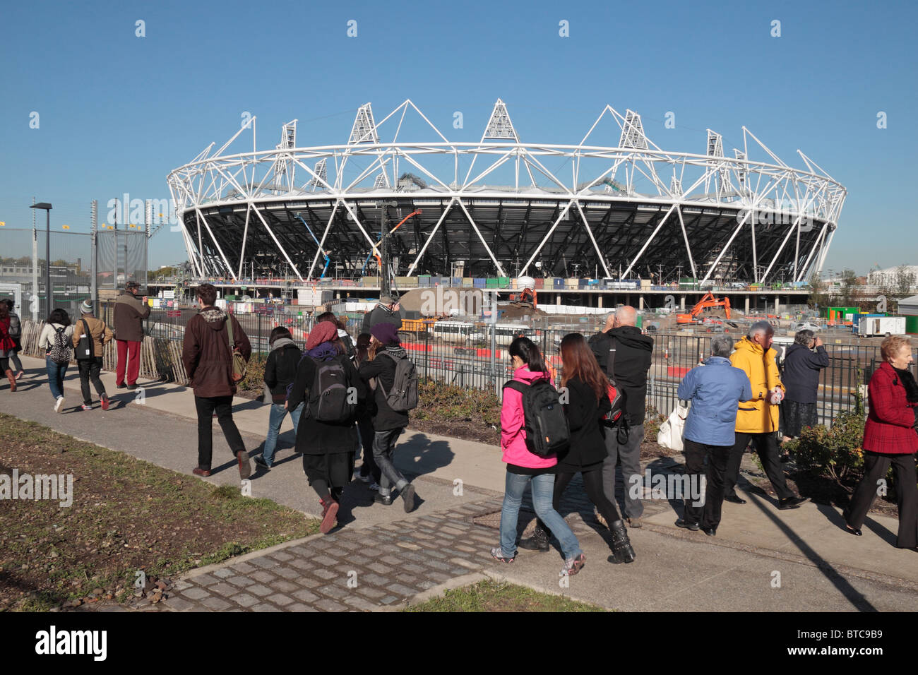 I visitatori la vista in parte costruito Londra 2012 Olympic Athletics Stadium, East London, Regno Unito. Ott 2010 Foto Stock