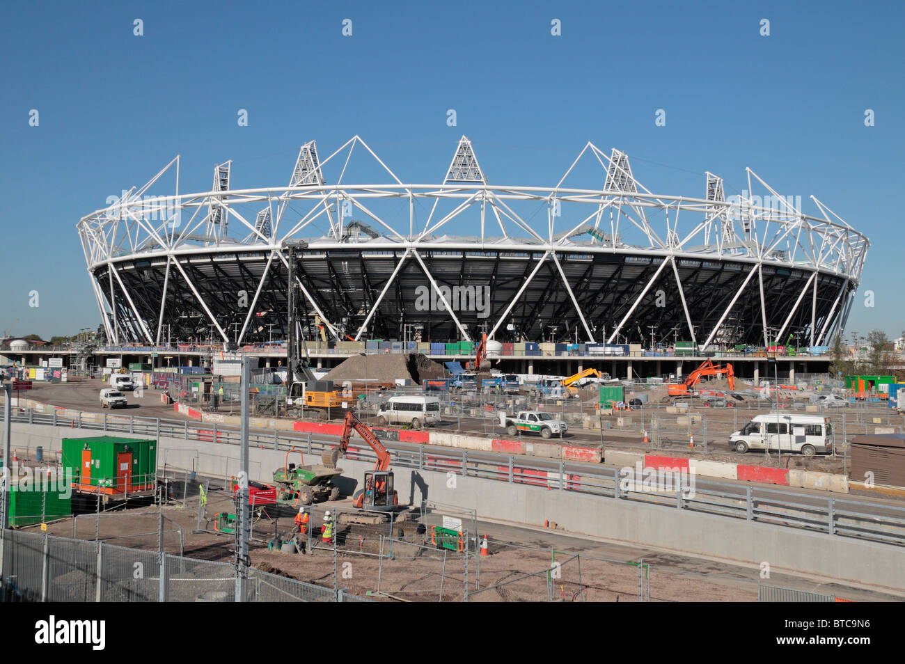 Il parzialmente costruito (in ottobre 2010) London 2012 Olympic Athletics Stadium di Stratford, a est di Londra. Foto Stock