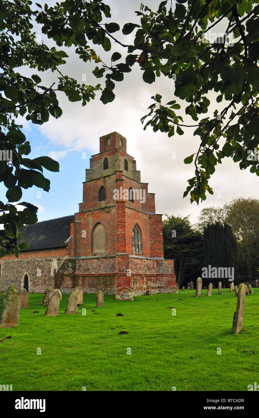 Burgh St Peter, Norfolk, Inghilterra; design insolito della torre quadrata. Foto Stock
