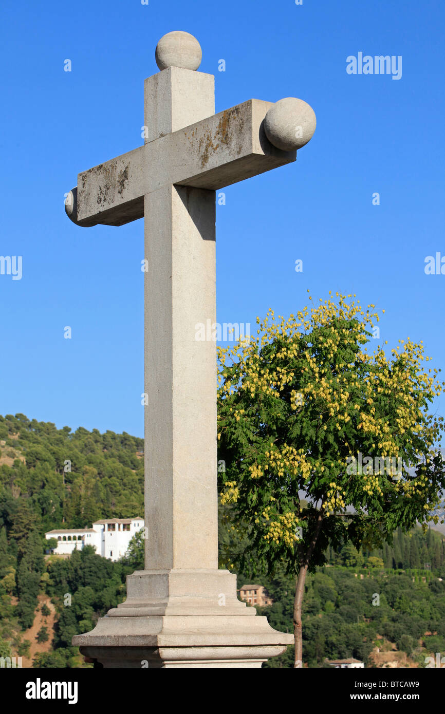 Croce cattolica presso il Plaza San Nicolas nel quartiere Albayzin di Granada, Spagna Foto Stock