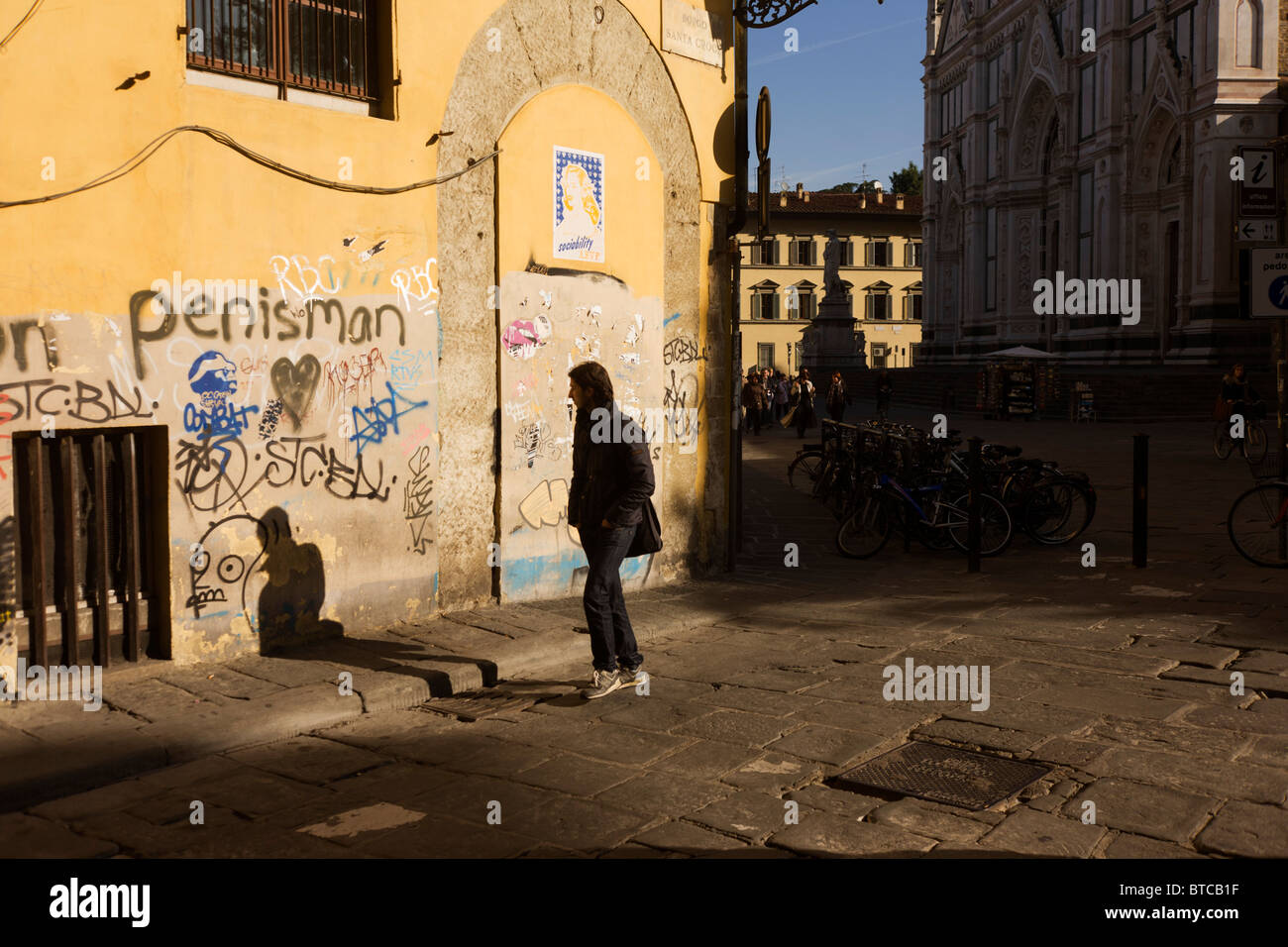 Passando locale graffiti angolo di strada e chiosco turistico vicino a Firenze Piazza Santa Croce. Foto Stock