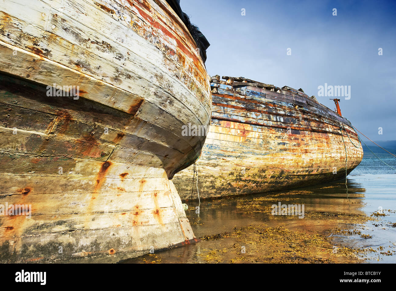 Barche abbandonate a Salen Bay sull'Isola di Mull Foto Stock