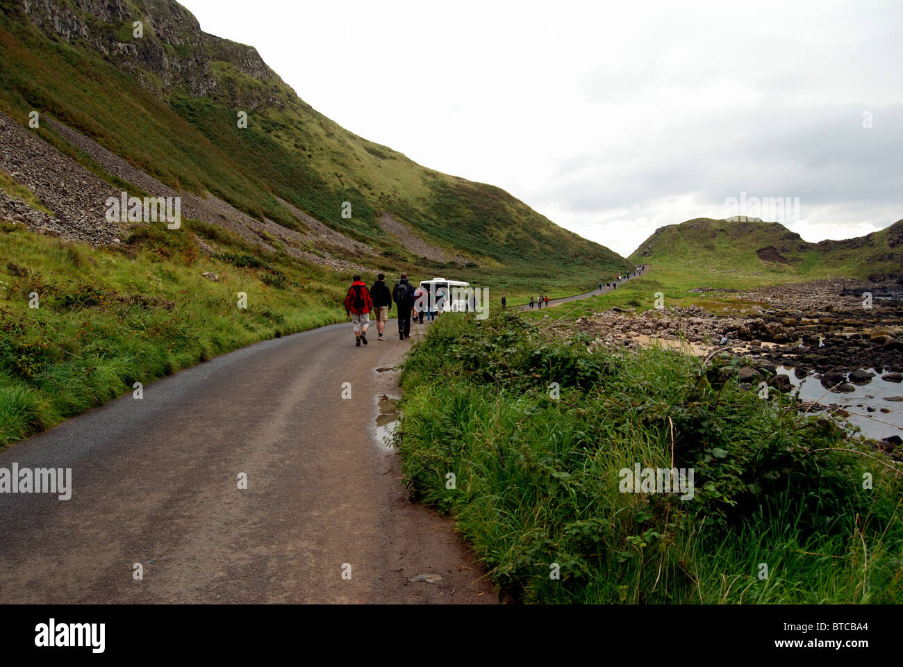 Autobus turistico sulla strada vicino al Giants Causeway, County Antrim, Irlanda del Nord Foto Stock